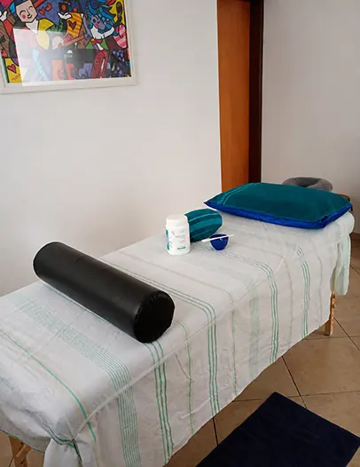 Espaço preparado para atendimento de massoterapia